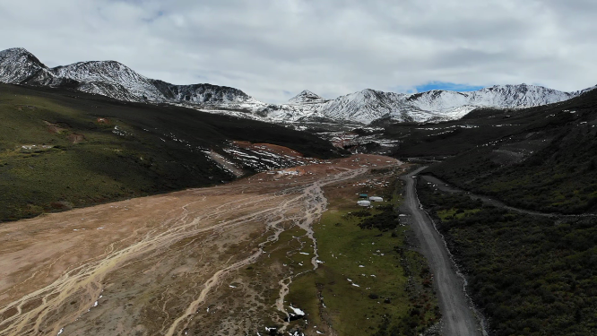 四川贡嘎山雅哈垭口公路自驾游风光